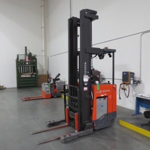 Toyota 3500 lb. cap. electric stand on reach fork lift